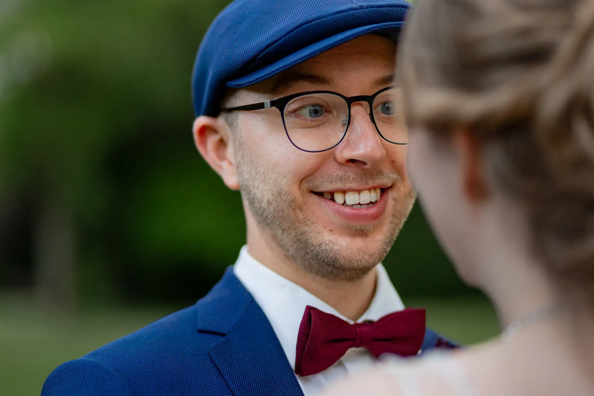 Nahaufnahme von Dominic, der Sandra anlächelt, im Schlosspark Weinheim