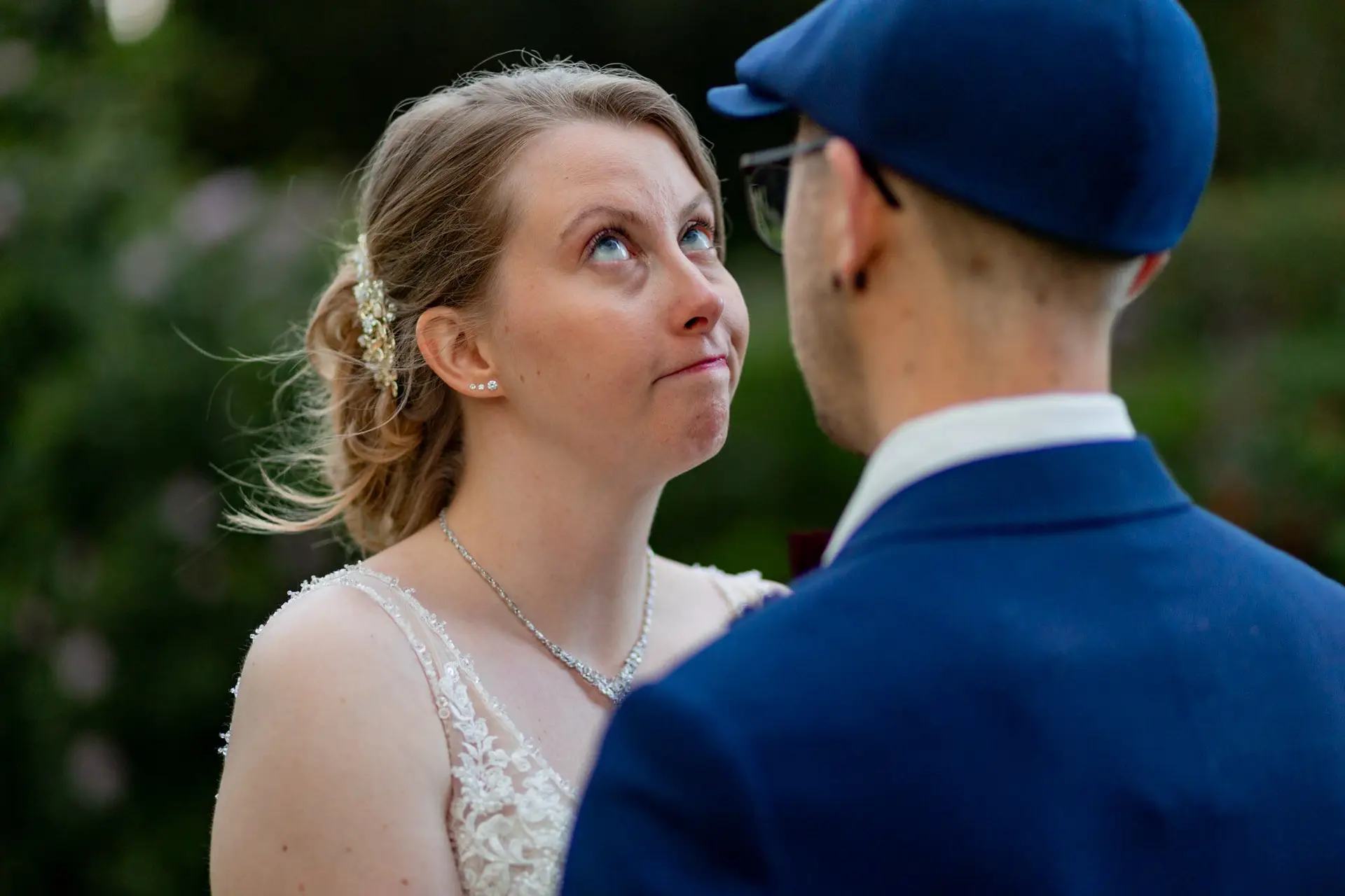 Portrait von Sandra, die zu Dominic aufschaut, im Schlosspark Weinheim