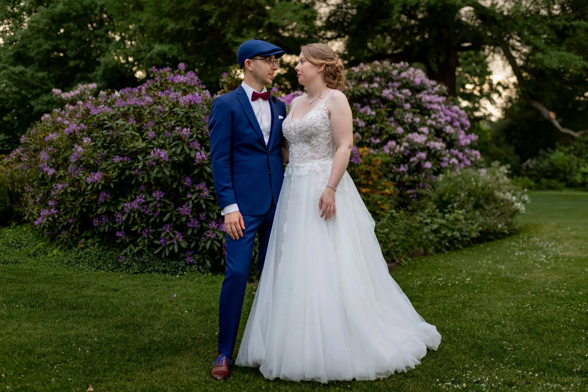 Sandra und Dominic vor blühenden Rhododendren im Schlosspark Weinheim