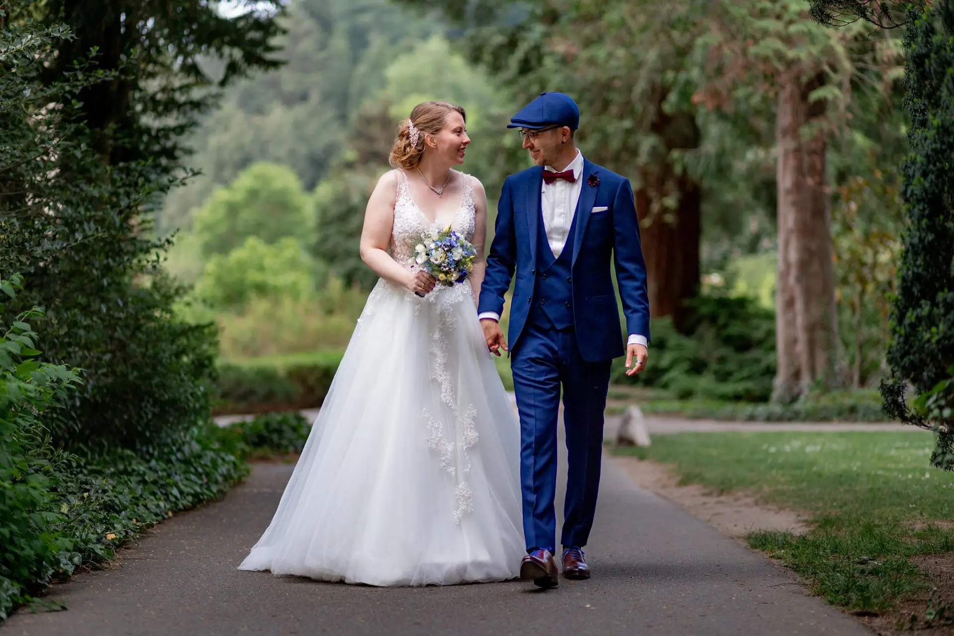 Sandra und Dominic gehen nebeneinander auf einem Weg im Schlosspark Weinheim