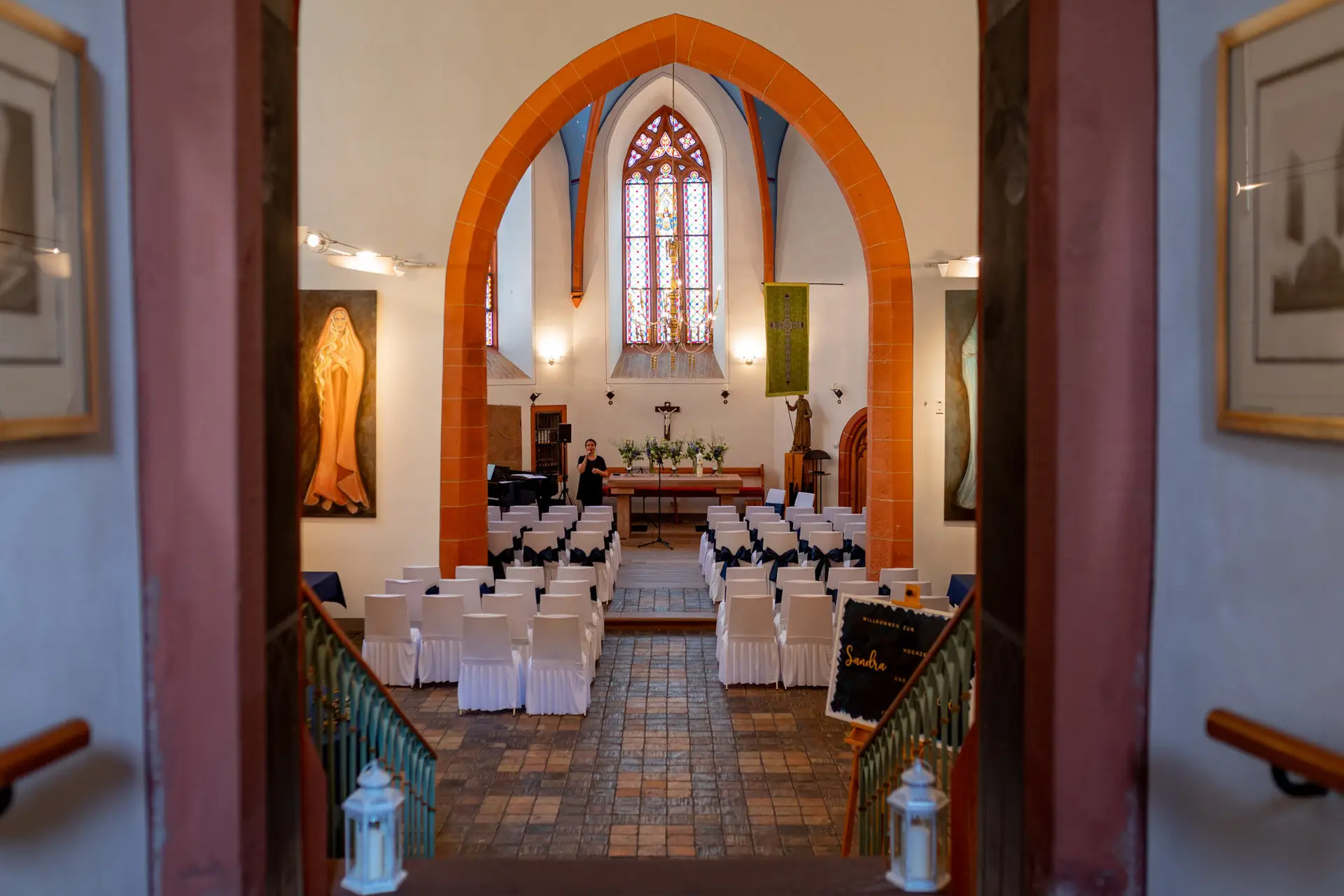 Blick durch den Eingang in die geschmückte Ulner Kapelle Weinheim mit Stuhlreihen und Altar