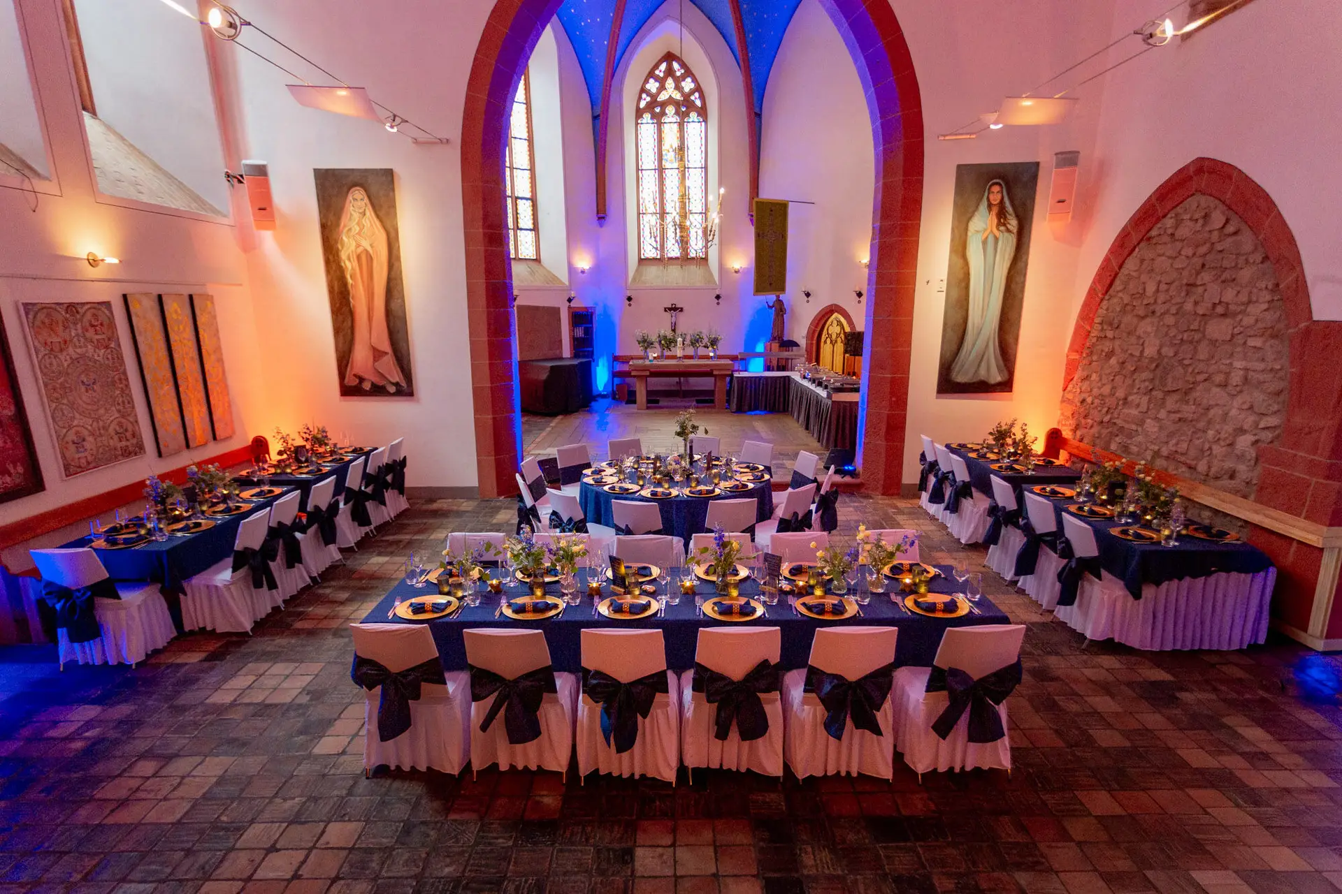 Blick von oben auf den geschmückten Feierraum der Ulner Kapelle Weinheim mit gedeckten Tischen