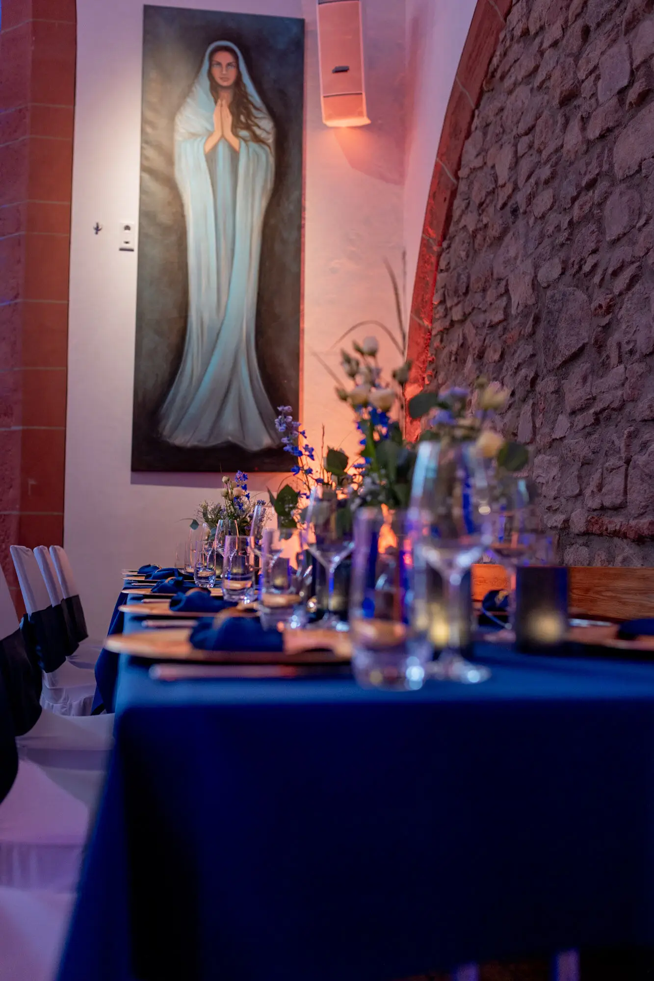 Gedeckte Festtafel mit Gemälde an der Steinwand in der Ulner Kapelle Weinheim