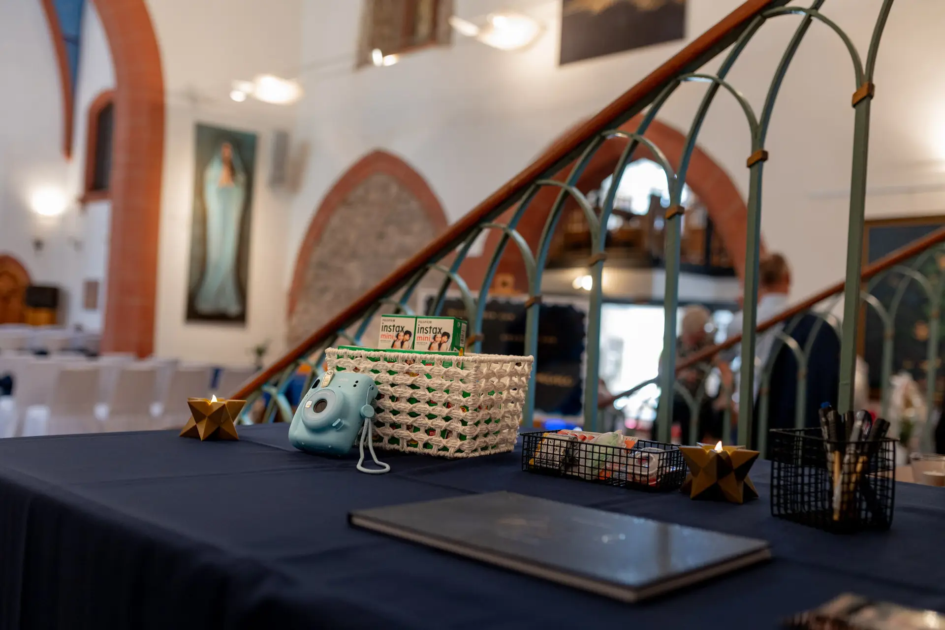 Fotostation mit Gästebuch und Sofortbildkamera auf der Empore der Ulner Kapelle Weinheim