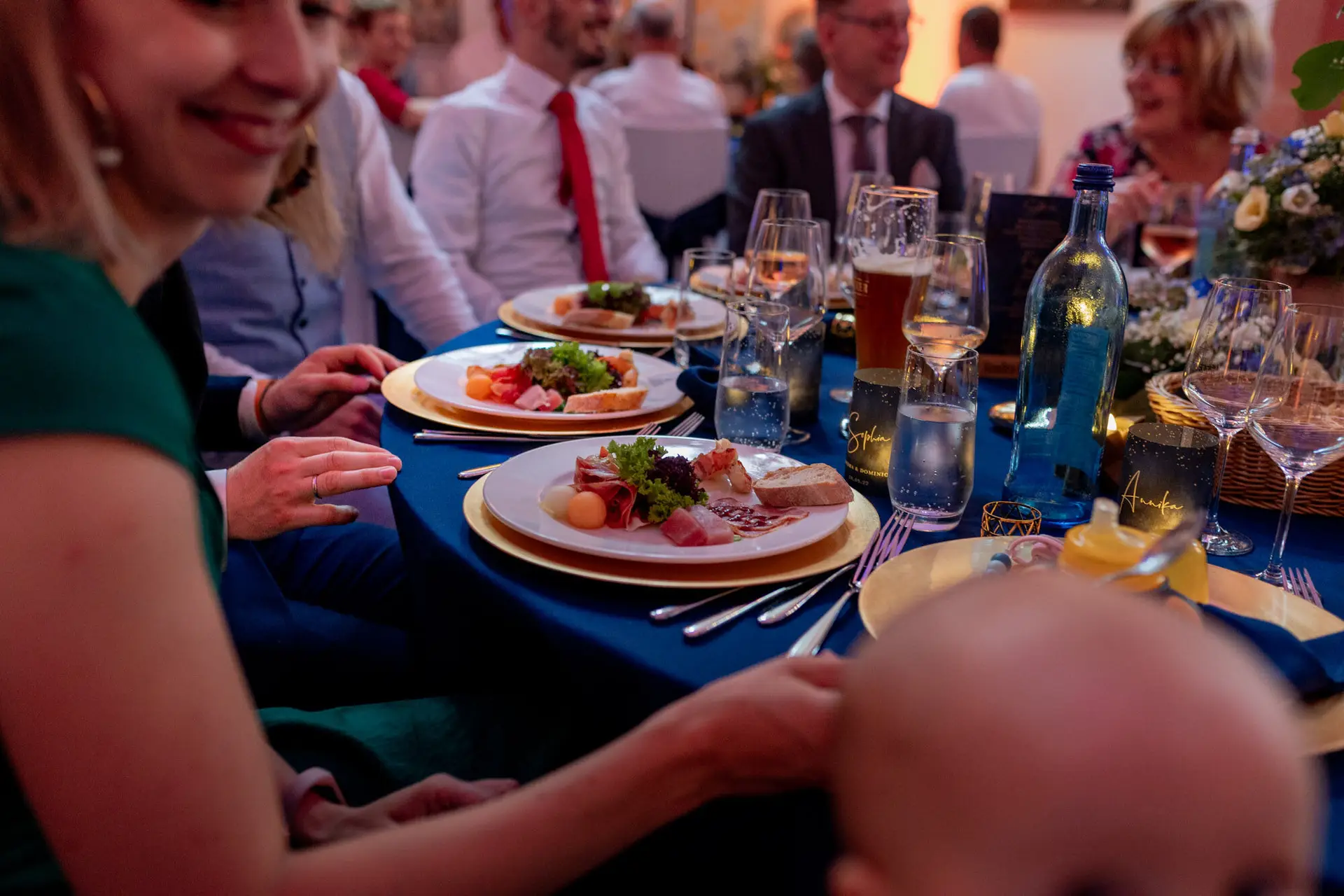 Gäste beim Abendessen an der Hochzeitsfeier von Sandra und Dominic in der Ulner Kapelle Weinheim