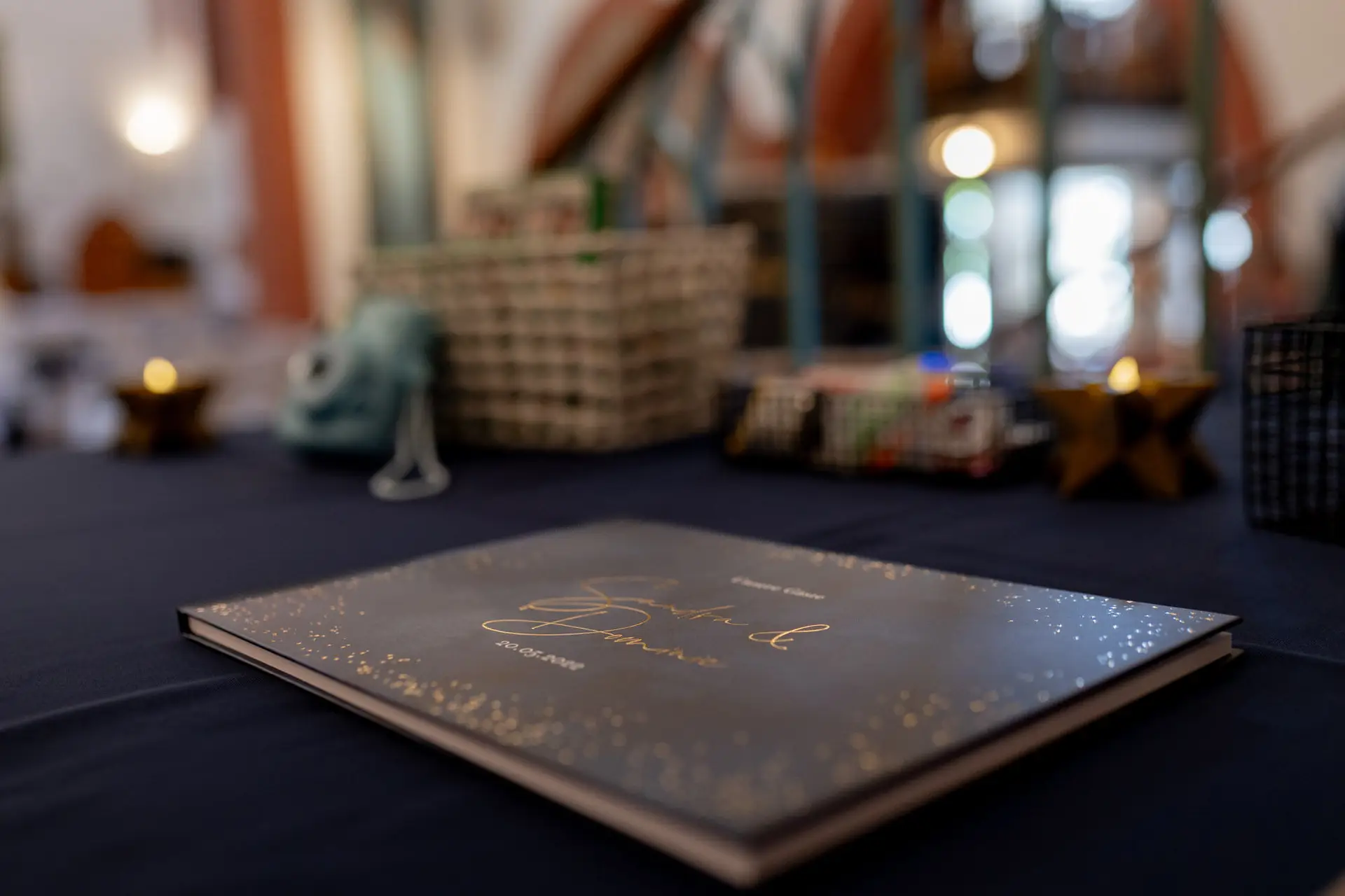 Gästebuch auf einem Tisch mit Instax-Kamera im Hintergrund in der Ulner Kapelle Weinheim