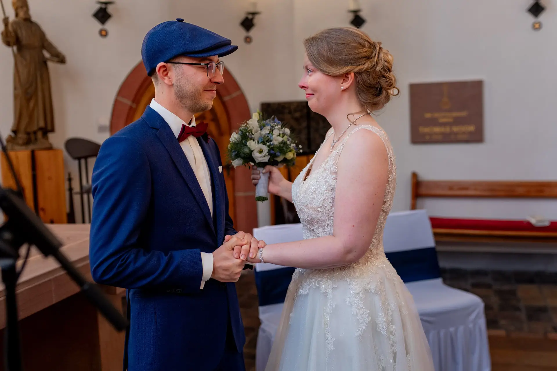 Sandra und Dominic halten sich an den Händen am Altar der Ulner Kapelle Weinheim