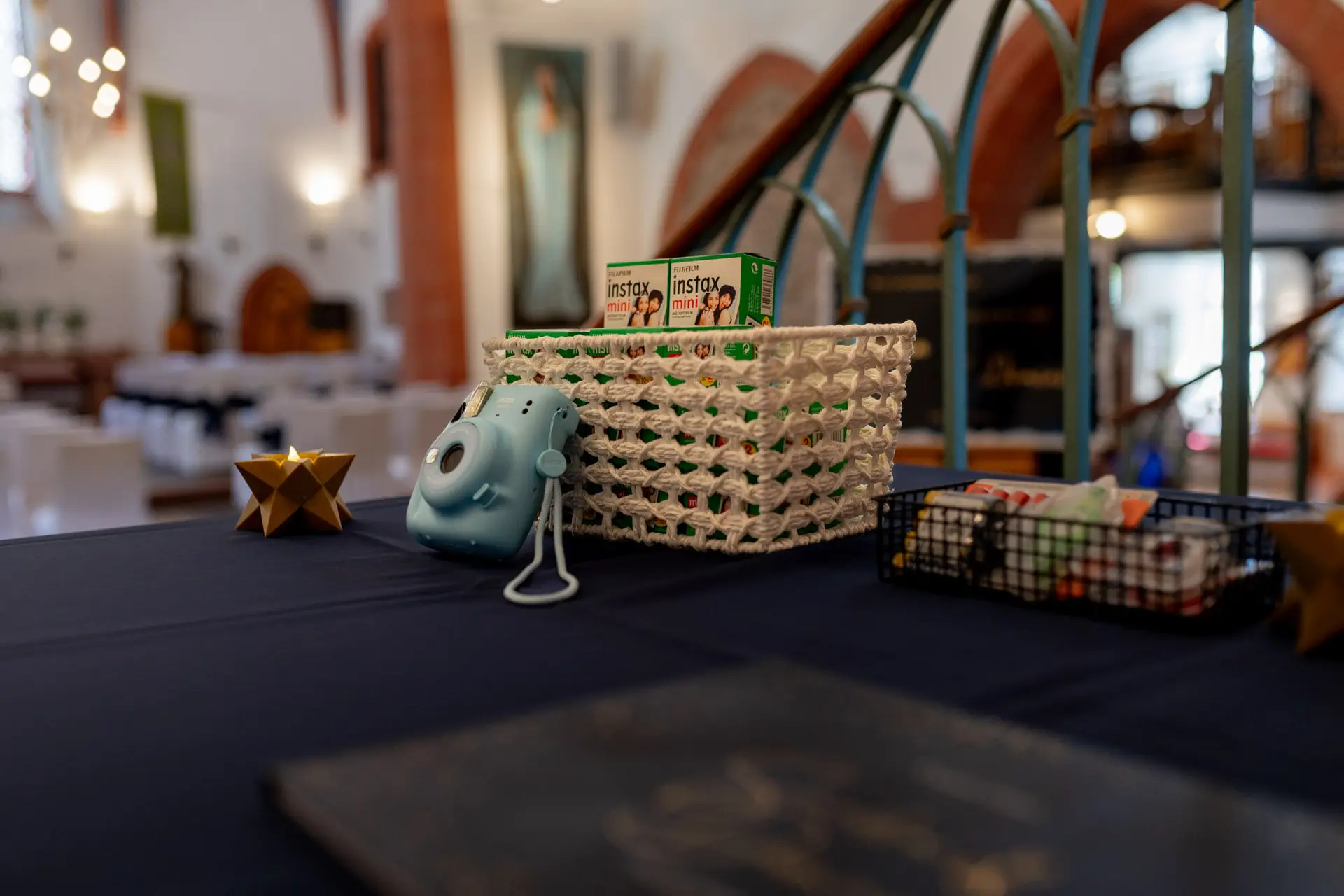 Instax-Sofortbildkamera mit Filmrollen auf einem Tisch auf der Empore der Ulner Kapelle Weinheim
