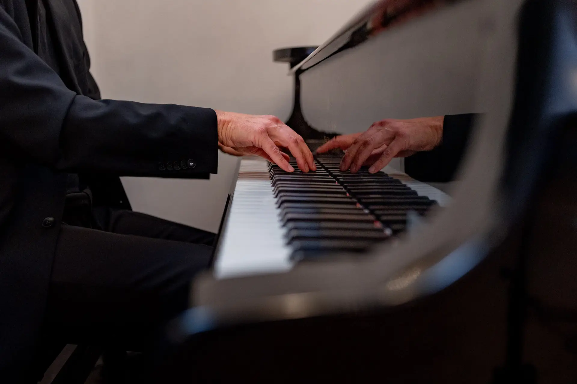 Detailaufnahme von Händen am Klavier während der Trauung in der Ulner Kapelle Weinheim