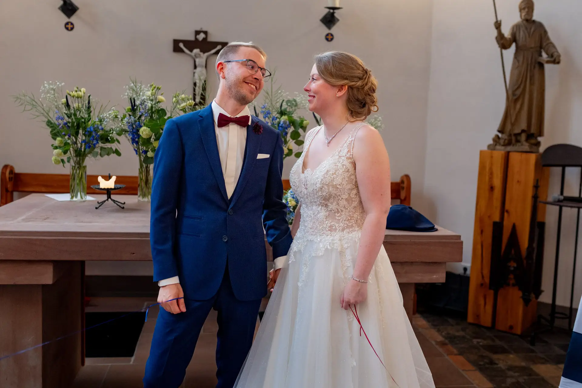 Sandra und Dominic stehen zusammen am Altar der Ulner Kapelle Weinheim nach der Trauung