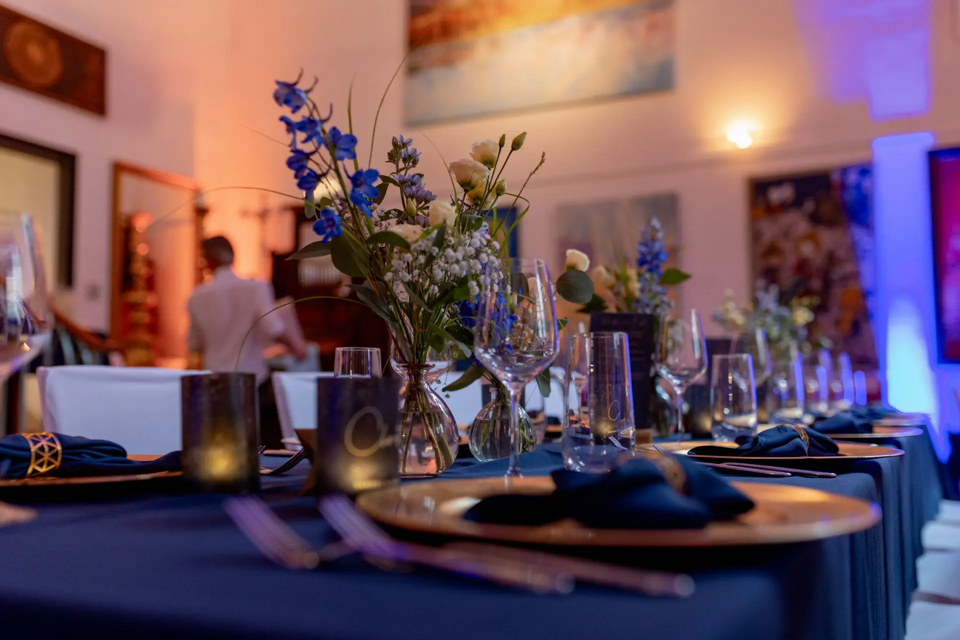 Tischdekoration mit Blumenvasen und Gläsern im Abendlicht in der Ulner Kapelle Weinheim