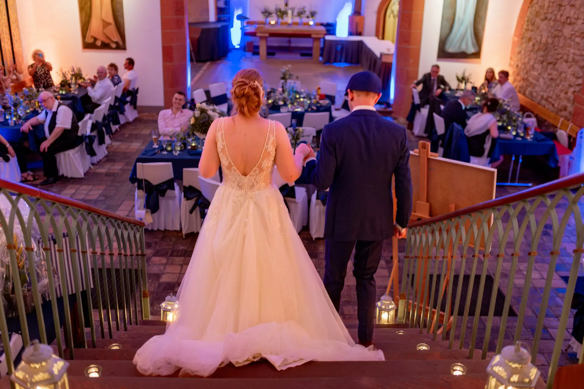 Sandra und Dominic kommen die Treppe herunter in den Feierraum der Ulner Kapelle Weinheim