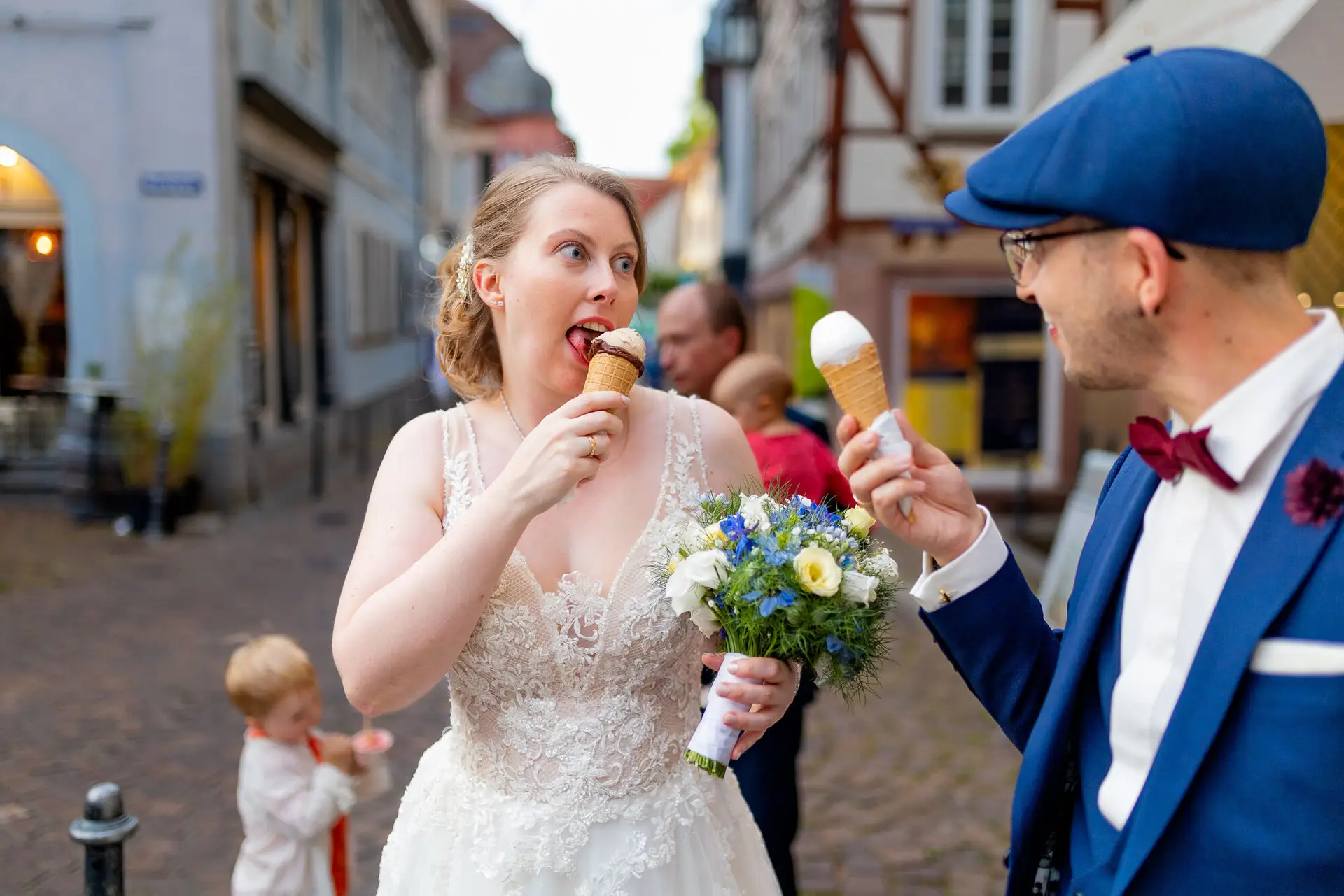 Sandra und Dominic essen Eis in der Weinheimer Altstadt