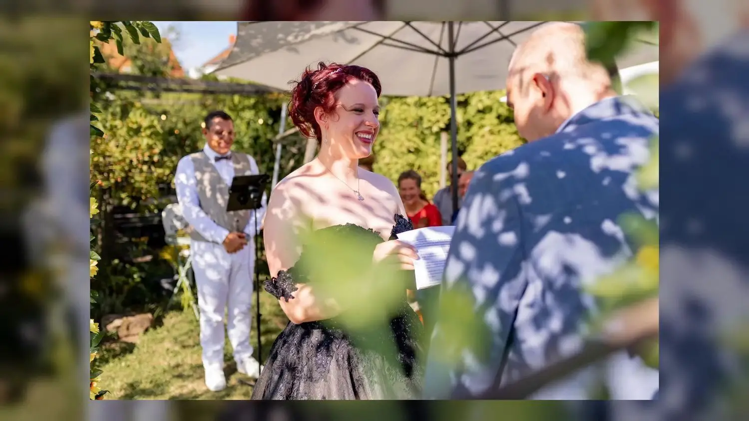 sonnenschirme_bei_freier_trauung_als_schutz-ff53b15c-1500