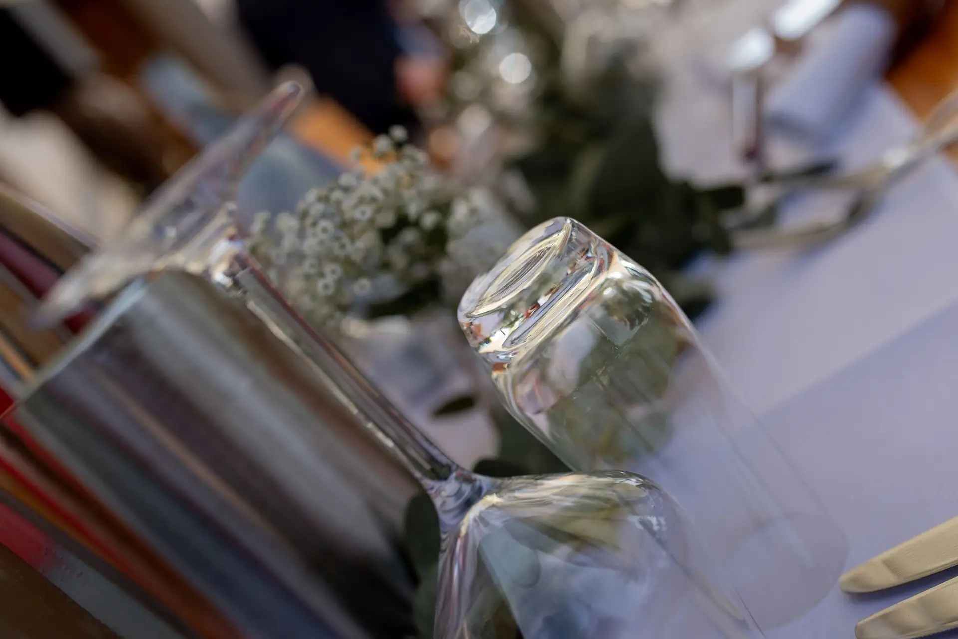 Gläser und Schleierkraut-Dekoration auf dem Hochzeitstisch