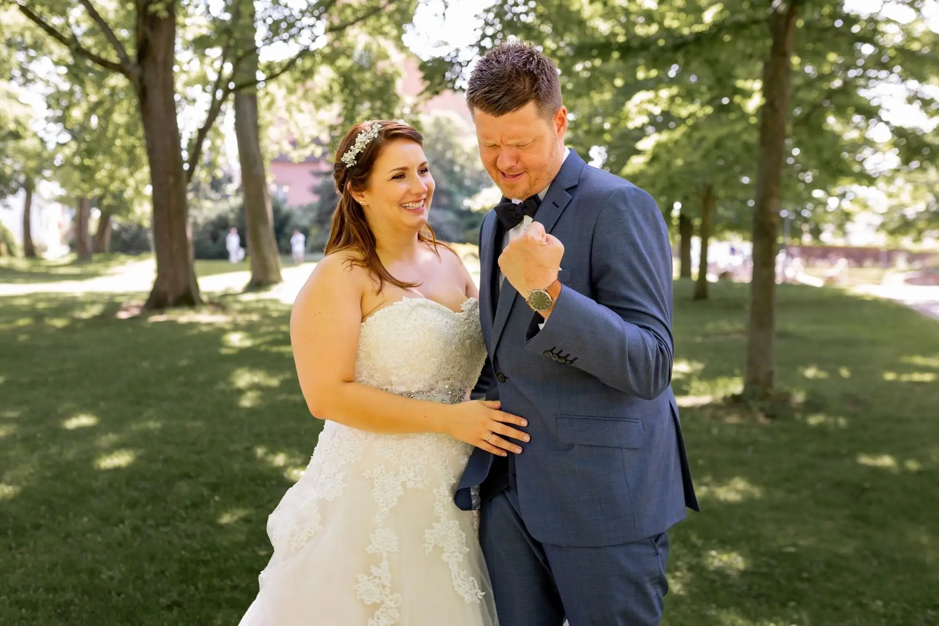 Brautpaar lacht und umarmt sich strahlend im goldenen Sonnenlicht des Kurparks Bad Dürkheim