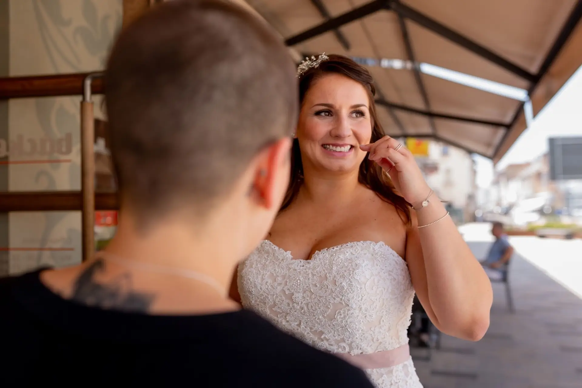Braut lächelt entspannt beim Gespräch vor dem Café Elisabeth in Mutterstadt