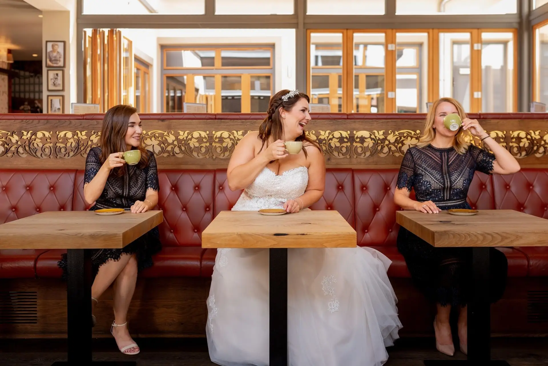 Braut sitzt mit Brautjungfern in einer Sitzbank beim Kaffee im Café Elisabeth Mutterstadt
