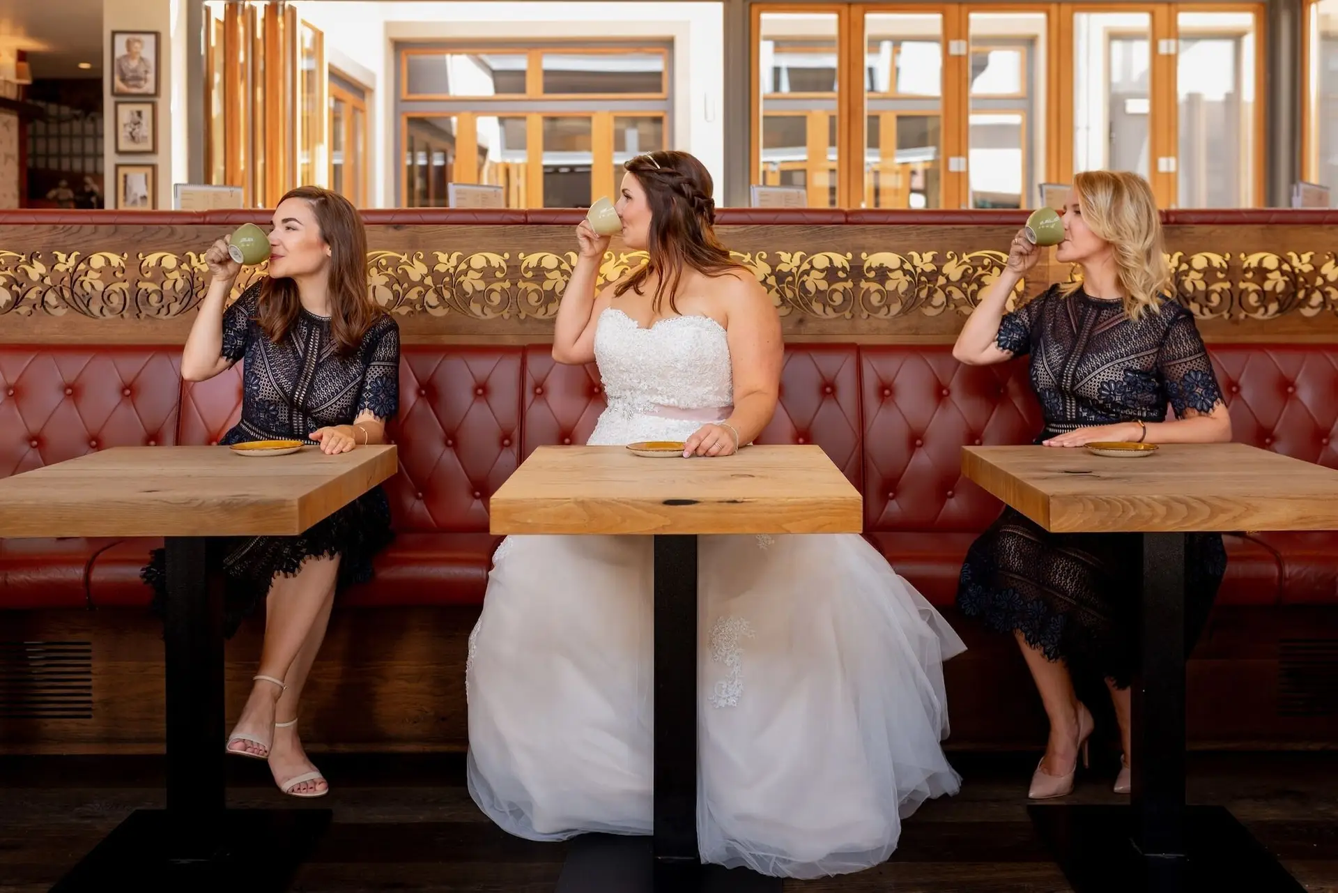 Braut und Brautjungfern trinken gemeinsam im Café Elisabeth Mutterstadt vor der standesamtlichen Trauung
