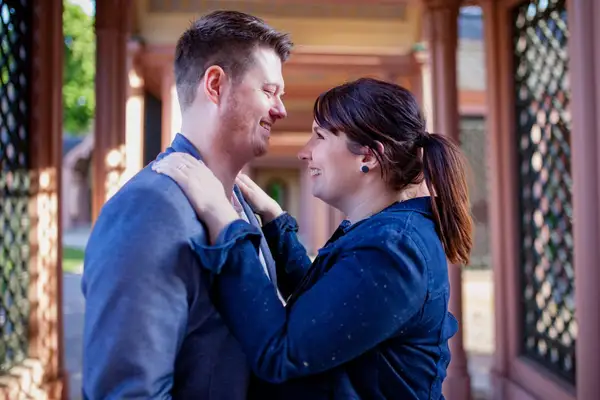 Paar vor dem Moschee-Pavillon im Schlossgarten Schwetzingen