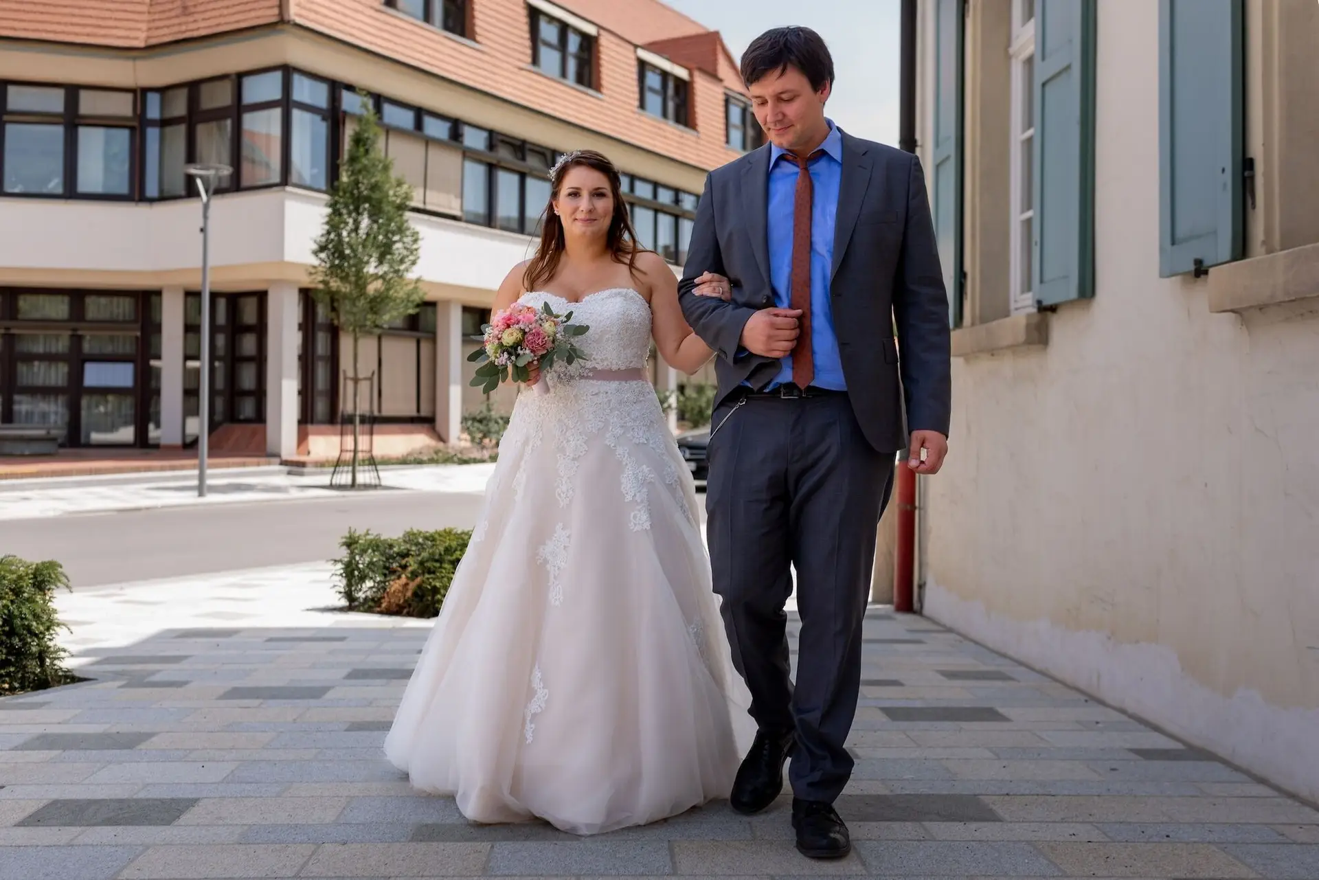 Braut wird von ihrem Begleiter zum Historischen Rathaus Mutterstadt geführt