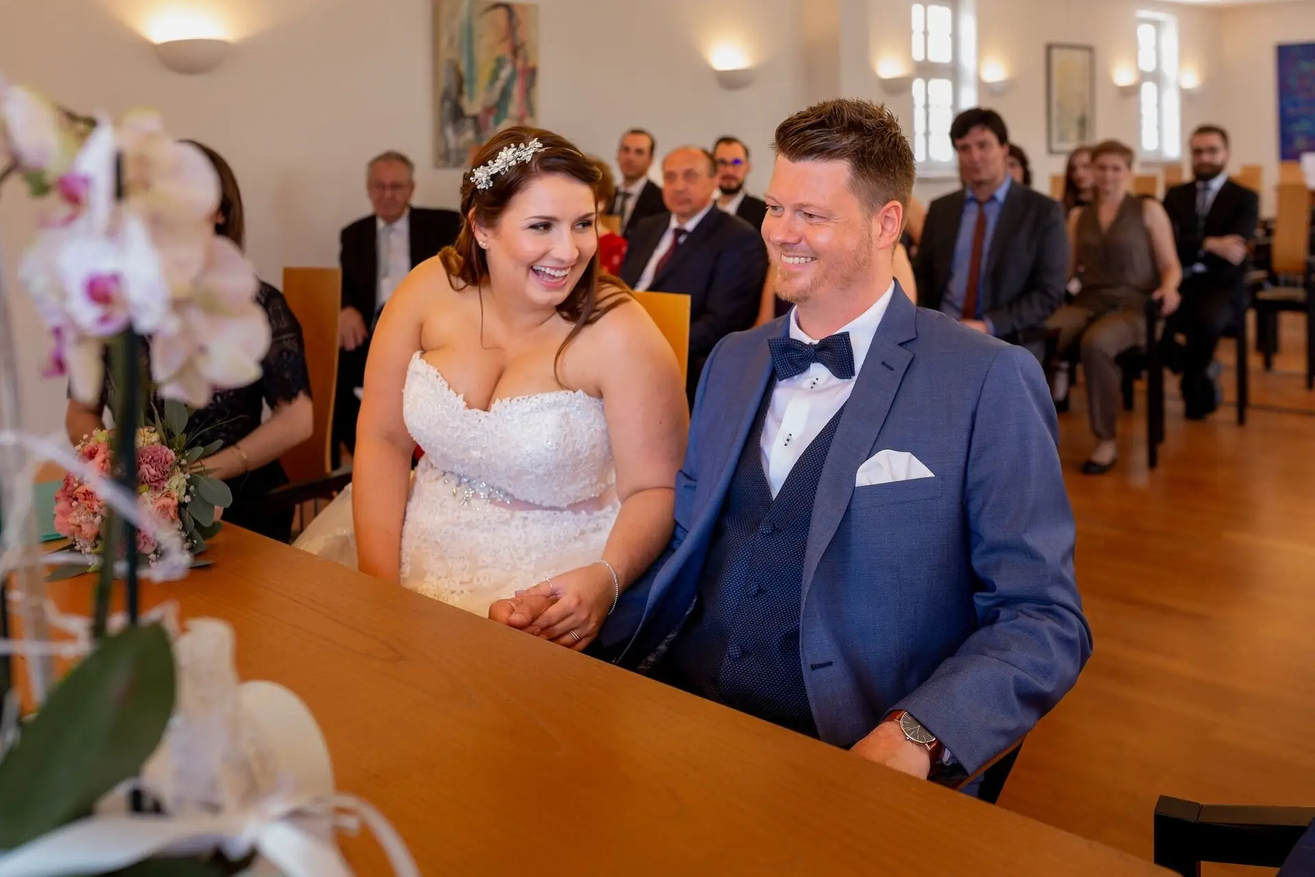 Brautpaar lächelt glücklich bei der standesamtlichen Trauung im Historischen Rathaus Mutterstadt