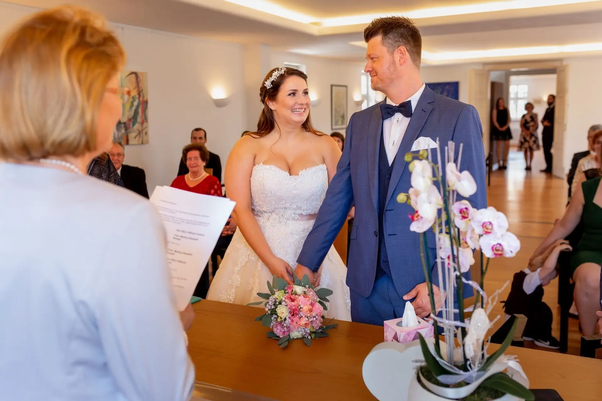 Braut und Bräutigam lachen, Standesbeamtin liest die Zeremonie im Rathaus Mutterstadt, Brautpaar lacht