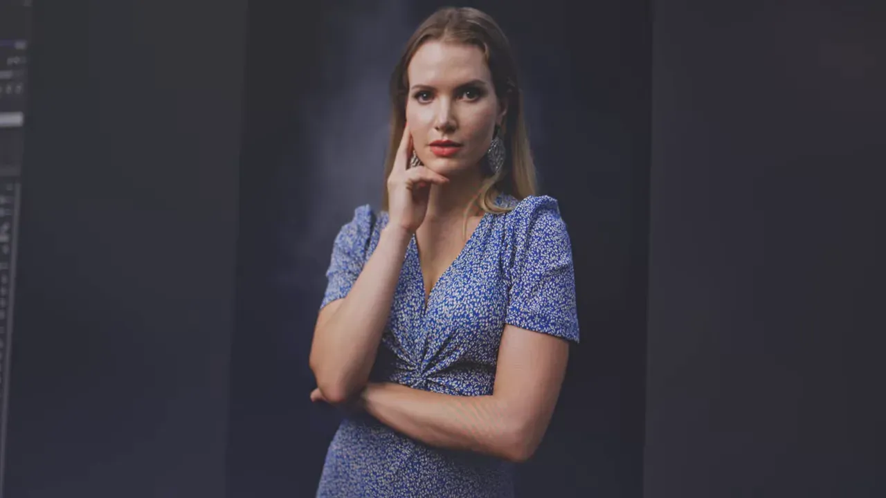 Volles Porträt einer Frau in blauem Kleid in einer RAW-Entwicklungsansicht.