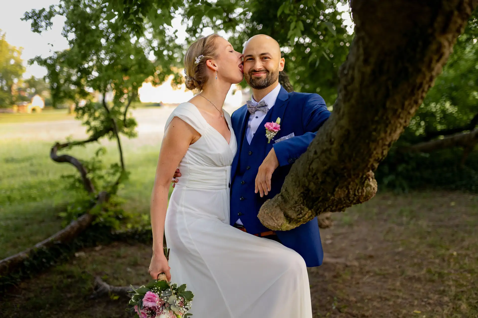 Schlossgarten Worms Herrnsheim 4K8A7967 Hochzeitsfotograf.HQ3CJCS6 Romantisches Bild eines Brautpaars im Schlossgarten Worms, aufgenommen von einem Hochzeitsfotografen.