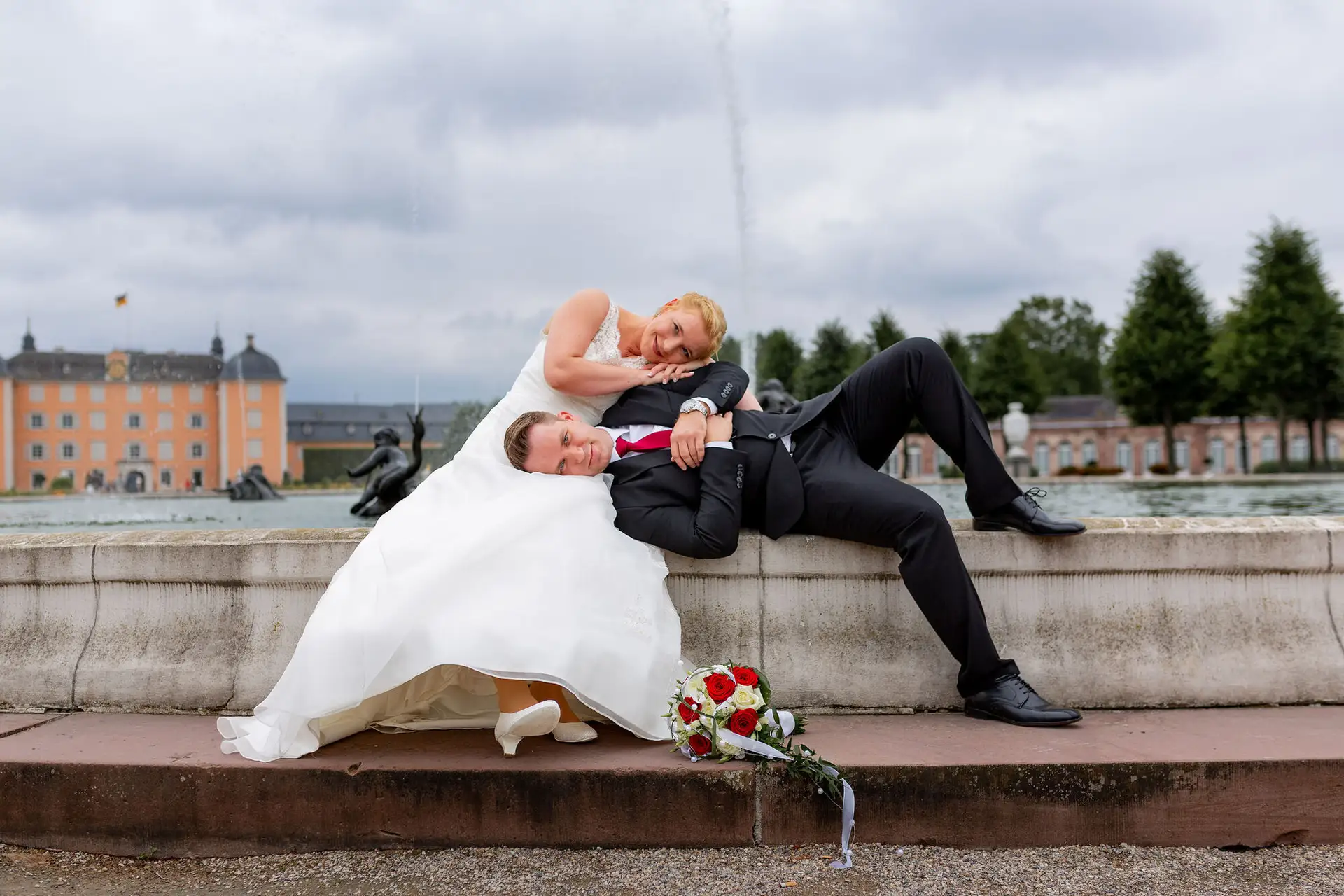 Cindy Dominik Schwetzingen Brunnenrand Fontaene.Ype0Z4Hf Hochzeitslocation Schlossgarten Schwetzingen
