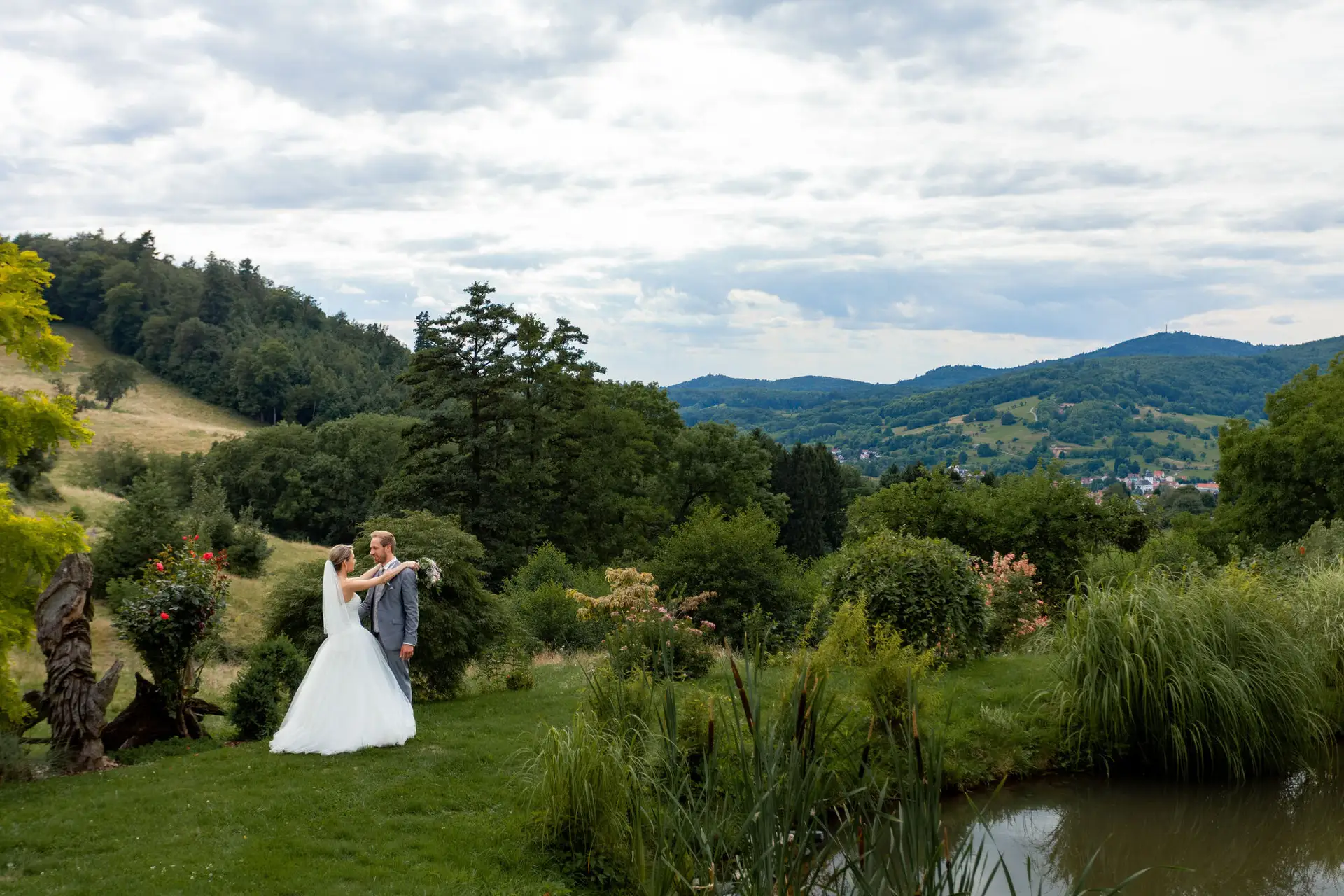 Julia Timo Hofgut Hohenstein Brautpaarshooting Garten.DjtLVxxH Hochzeitslocation Hofgut Hohenstein