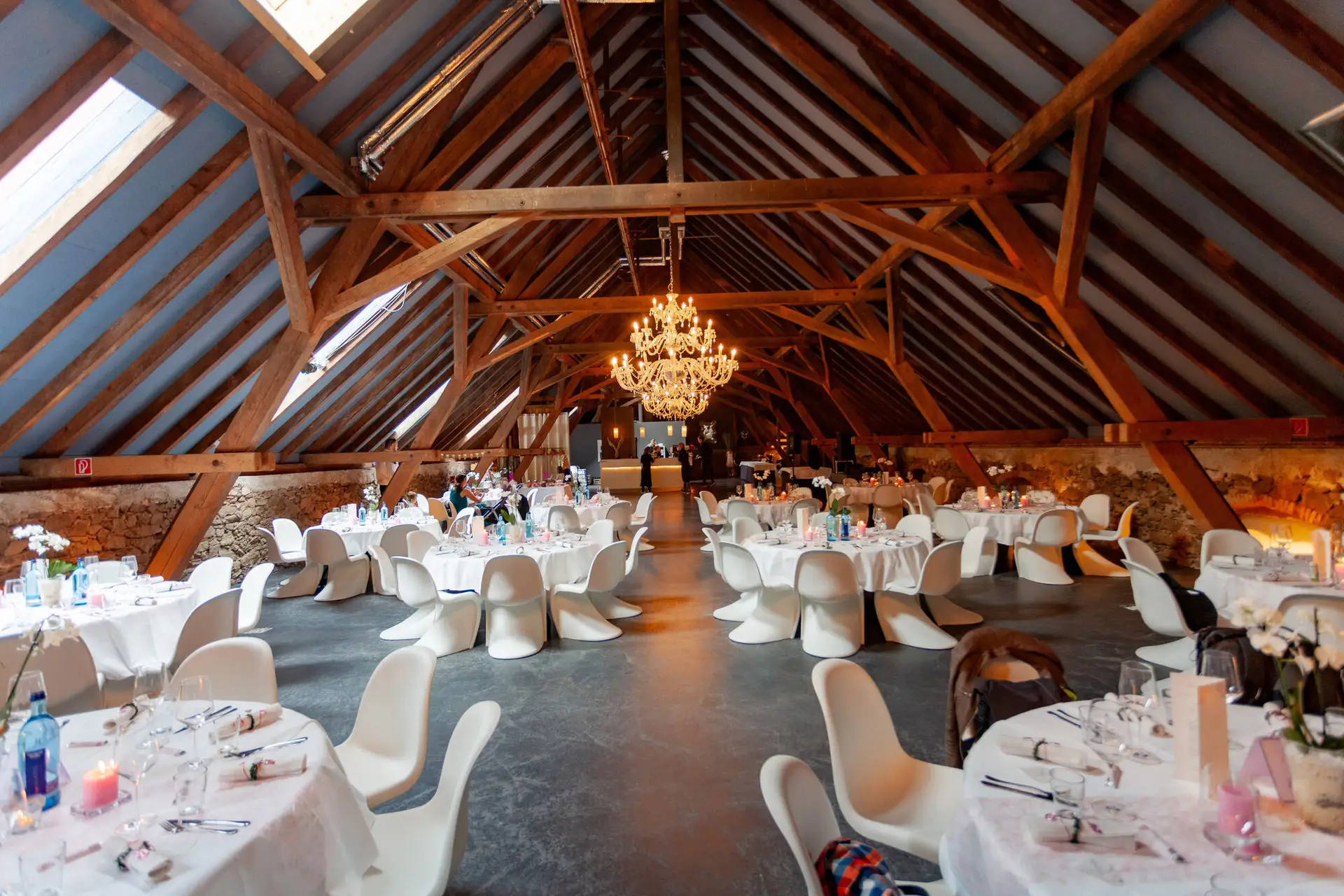 Julia Timo Hofgut Hohenstein Scheune Festsaal.BZJGlY8b Hochzeitslocation Hofgut Hohenstein