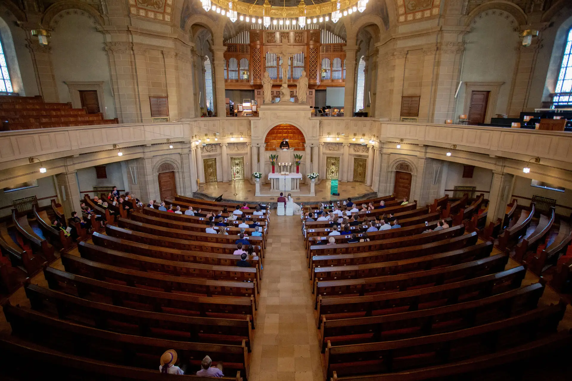 Mirjam Niklas Christuskirche Kirchenschiff Gaeste Altar.CXGi SCA Hochzeitslocation Christuskirche Mannheim