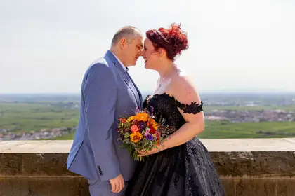 Mona Peter Stirn An Stirn Brautstrauss Weitblick Pfalz.Bk0yUHuA Hochzeitsreportage Neustadt & Pfalz – Hochzeitsfotograf