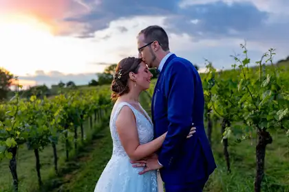 Verena Florian Grenzhof Weinberg Kuss Abendhimmel.Cn8YMArw Hochzeitsreportage Mutterstadt & Heidelberg – Hochzeitsfotograf