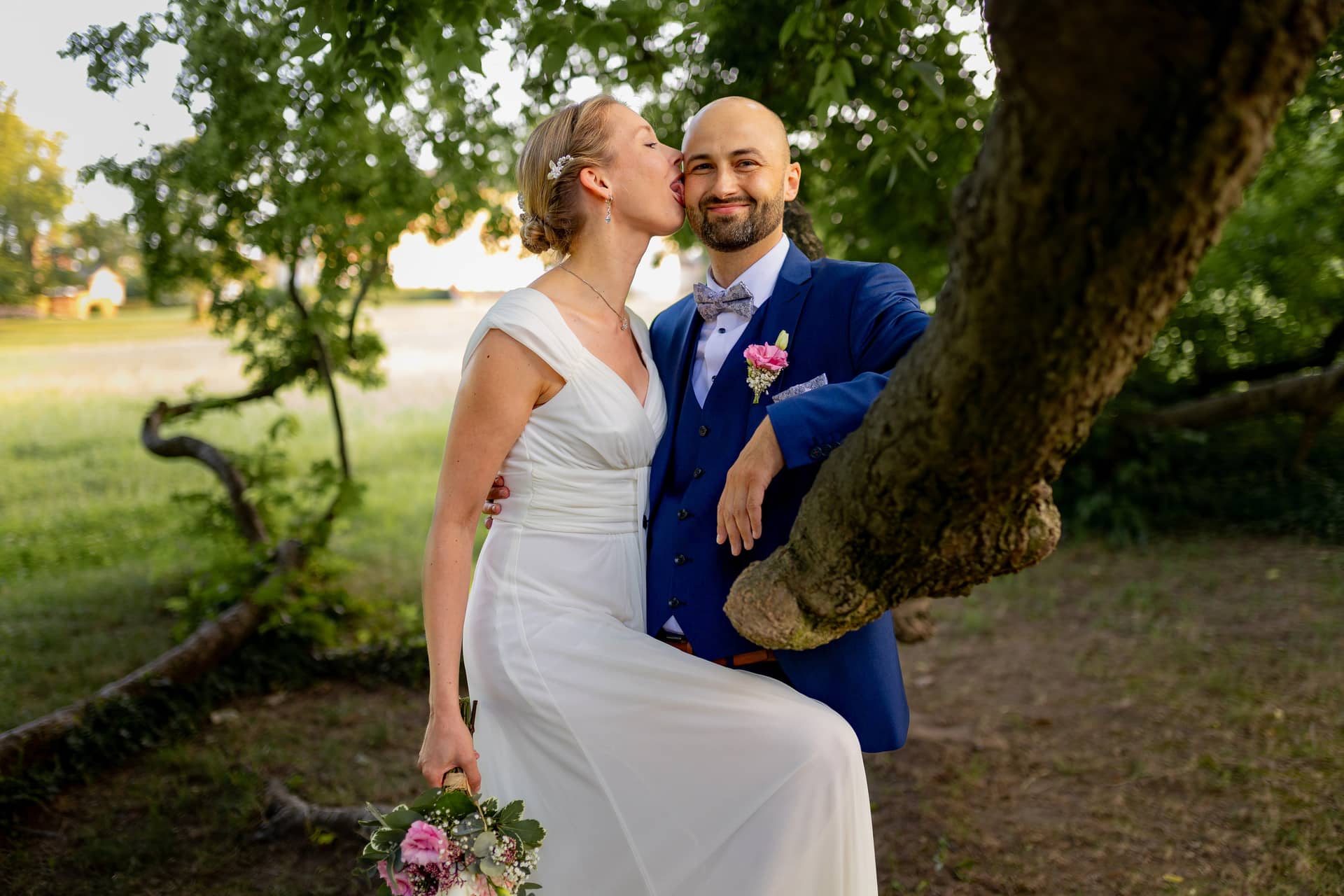 Schlossgarten Worms Herrnsheim 4K8A7967 Hochzeitsfotograf.BnKxYmOZ Romantisches Bild eines Brautpaars im Schlossgarten Worms, aufgenommen von einem Hochzeitsfotografen.