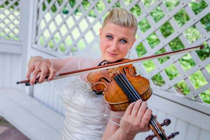 Johanna Braut Hochzeit Brautpaarshooting Worms Geige Scaled.DzSmQLwd Hochzeitsbild